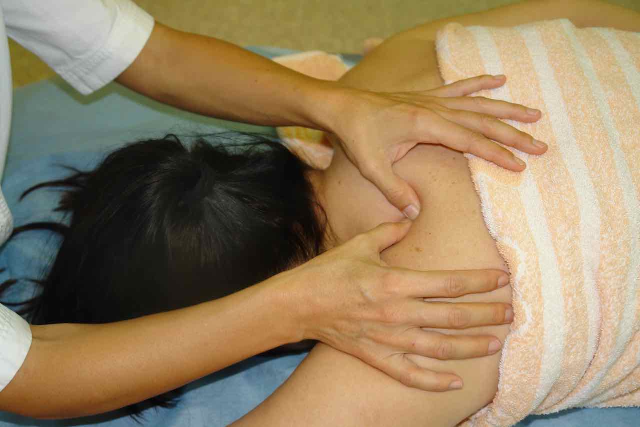 mocan pritisk s prsti na Trigger point ob lopatici